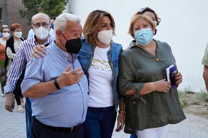 Susana Díaz con militantes del PSOE en el barrio del Zaidín, Granada. 