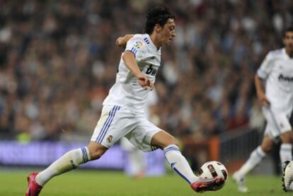 Özil conduce el balón en un contragolpe del Madrid.