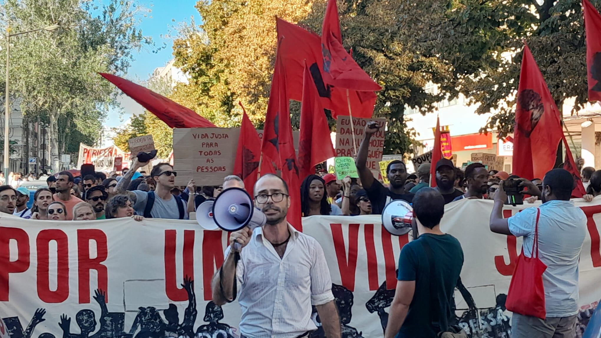 Decenas de personas se manifestaban en Lisboa por la crisis de la vivienda, en septiembre de 2023.