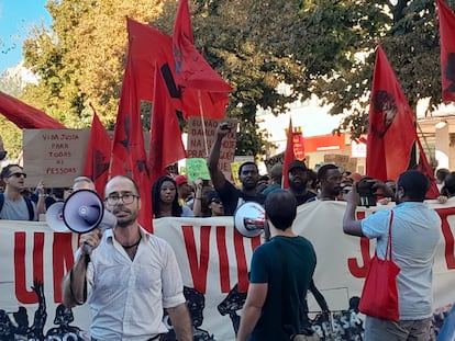 Decenas de personas se manifestaron en Lisboa por la crisis de la vivienda el sábado 30 de septiembre.