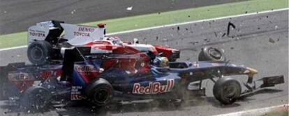 El Toyota de Trulli choca contra el Toro Rosso de Bourdais