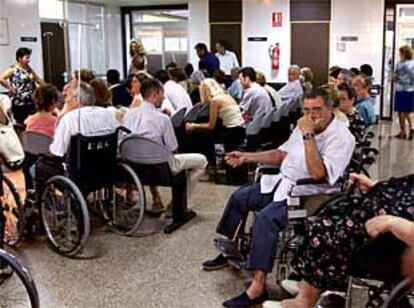 Sala de espera de urgencias del hospital Morales Meseguer de Murcia, tras hacerse pública la epidemia de Legionella.