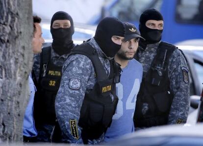 L'espanyol Sergio Morate és escortat per la policia a l'Alt Tribunal de Cassació i Justícia de Romania, a Bucarest, aquest dijous.