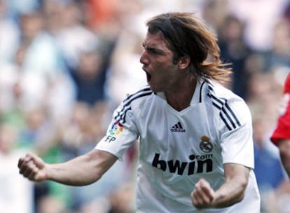 El argentino Higuaín celebra furioso su gol ante el Numancia, el segundo del Real Madrid ayer en el Santiago Bernabéu.