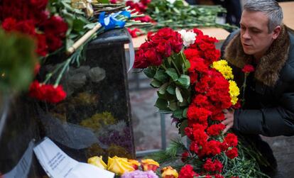 Un hombre deposita flores en al sede del coro del Ejército Rojo en Moscú.