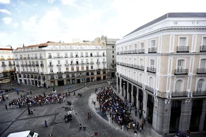 Lines to get into the newly opened Apple store in Puerta del Sol, Madrid.