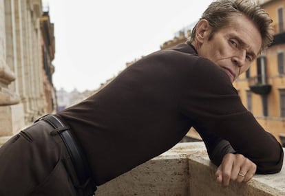 Dafoe, que está a punto de estrenar ‘El faro’, posa para ICON con polo, pantalón y cinturón, todo, Bottega Veneta.