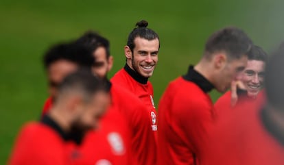 Gareth Bale durante un entrenamiento con la selección de Gales antes del partido contra Irlanda.