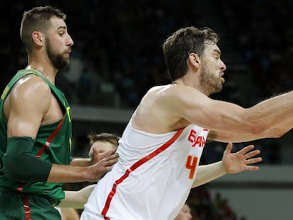 Pau Gasol ante el lituano Jonas Valanciaunas.