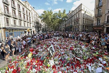 <b> Homenaje ciudadano.</b> Velas y flores cubren totalmente el mosaico de Joan Miró, en el Llano de la Boqueria de La Rambla de Barcelona, donde Younes Abouyaaqoub abandonó la furgoneta tras el atropello.