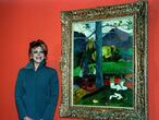 Carmen Cervera posa ante el cuadro de Paul Gauguin 'Mata Mua', en la inauguracion en 1999 de la exposicion 'Del impresionismo a la Vanguardia' de la coleccion Carmen Thyssen-Bornemisza.