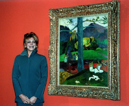 Carmen Cervera posa ante el cuadro de Paul Gauguin 'Mata Mua', en 1999.