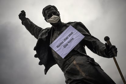 Freddie Mercury invita desde Suiza a no salir de casa. Cualquier símbolo o referente cultural puede servir para hacer un llamamiento y hacer que los ciudadanos permanezcan en casa ante la pandemia del coronavirus. La estatua del cantante Freddie Mercury, en la plaza del Mercado, en Montreaux (Suiza), luce estos días con mascarilla quirúrgica y un letrero que dice “quédese en casa”, durante el brote del Covid-19. En esta localidad, el cantante de Queen encontró la inspiración y la paz que buscaba, de hecho sus cenizas reposan en el lago Lemán, a pie de los Alpes suizos