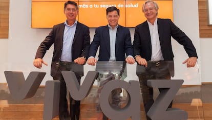 De izquierda a derecha, Miguel Ángel Merino, consejero delegado de Línea Directa Aseguradora, David Pérez Renovales, director general de Salud de Vivaz y Francisco Valencia, director general de Línea Directa.