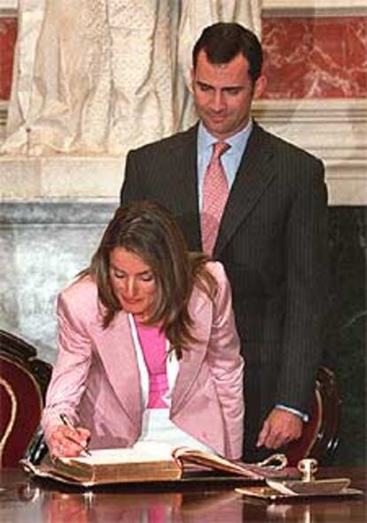 Letizia Ortiz firma en el Libro de Honor del Congreso.