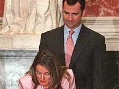 Letizia Ortiz firma en el Libro de Honor del Congreso.