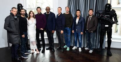 Felicity Jones con sus compañeros de reparto de la última entrega de la Guerra de las Galaxias.