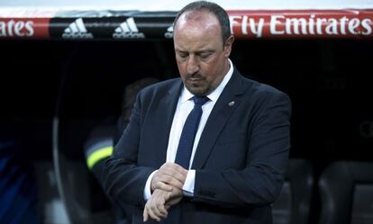 Rafa Ben&iacute;tez mira el reloj durante el cl&aacute;sico (0-4).