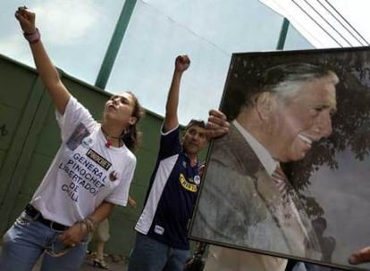 Seguidores del ex dictador Augusto Pinochet gritan en su apoyo, ayer, en las afueras del Hospital Militar de Santiago.