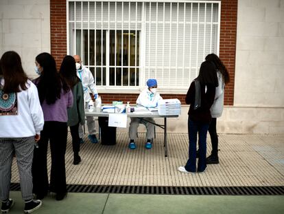 Pruebas PCR a alumnas de un colegio de Madrid, en diciembre.