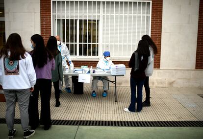 Pruebas PCR a alumnas de un colegio de Madrid, en diciembre.