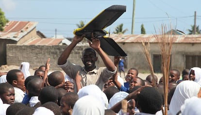Escolares del distrito de Tandale en Dar es Salaam (Tanzania), observan una peque&ntilde;a aeronave no pilotada o dron.