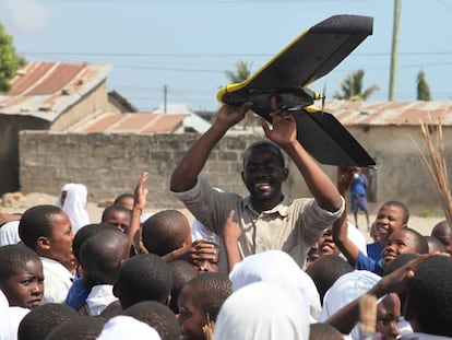 Escolares del distrito de Tandale en Dar es Salaam (Tanzania), observan una peque&ntilde;a aeronave no pilotada o dron.