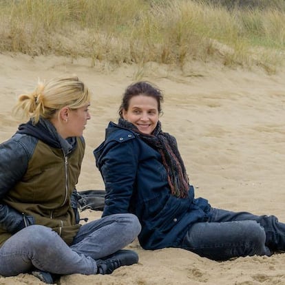 Louise Pociecka y Juliette Binoche, en 'En un muelle de Normandía'.