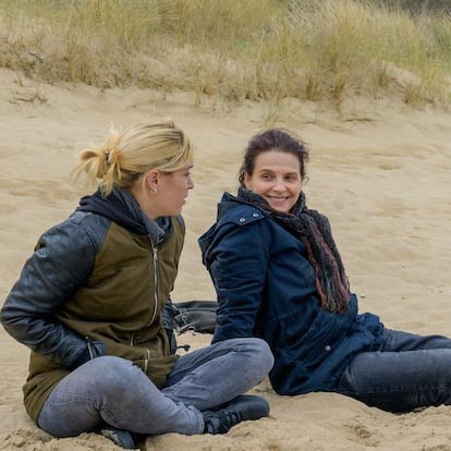 Louise Pociecka y Juliette Binoche, en 'En un muelle de Normandía'.