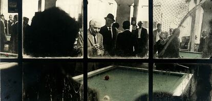 Fotografía de la serie Billares, 1985, de Fernell Franco, que se expone en la muestra 'Cali Clair-obscur' en la Fundación Cartier de París.