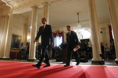 El presidente Barack Obama seguido por su ministro de Economía, Tim Geithner, tras hablar en la Casa Blanca el 4 de mayo de 2009.