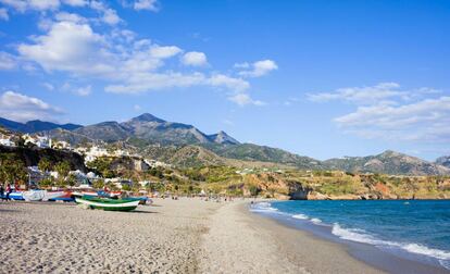 Panorámica de la playa de Burriana, en Nerja.