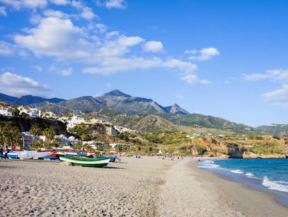 Panorámica de la playa de Burriana, en Nerja.