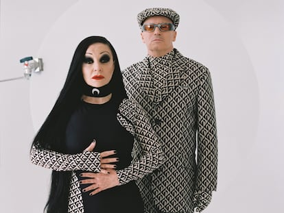 Alaska y Nacho Canut, o sea, Fangoria, vestidos de Mariene Serre para ICON (realización: Nono Vázquez)