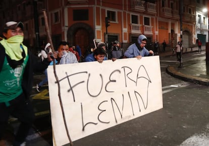 El ambiente convulso de los últimos cinco días en Ecuador se intensificó a mitad de la tarde de este lunes, cuando a la espera de una conferencia de prensa del primer mandatario los periodistas fueron desalojados de la sede presidencial. En la imagen, un grupo de manifestantes durante las protestas en Quito, este lunes.