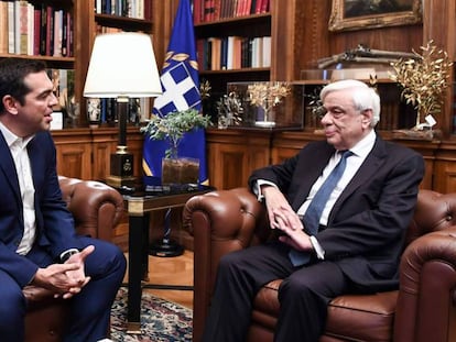 El primer ministro griego, Alexis Tsipras (i), y el presidente Prokopis Pavlópulos, este lunes en el palacio presidencial de Atenas. 