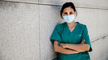 La doctora Inma Fernández posa frente al hospital Puerta de Hierro en Madrid.