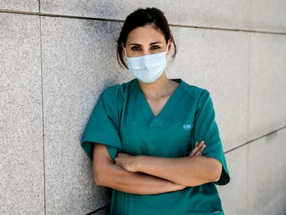 La doctora Inma Fernández posa frente al hospital Puerta de Hierro en Madrid.