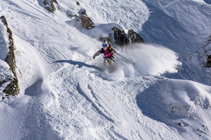 Addison Raford compitiendo en la categoría femenina de esquí.