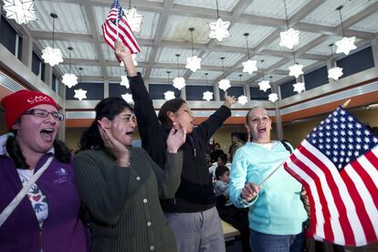 Un grupo de mujeres en Casa de Maryland celebran tras el anuncio en el que Obama dijo que millones de inmigrantes indocumentados podrían no ser deportados si cumplen ciertos requisitos