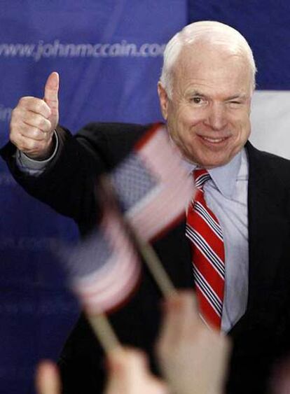 El candidato republicano John McCain celebra su victoria de ayer en las primarias de New Hampshire, en Nashua.