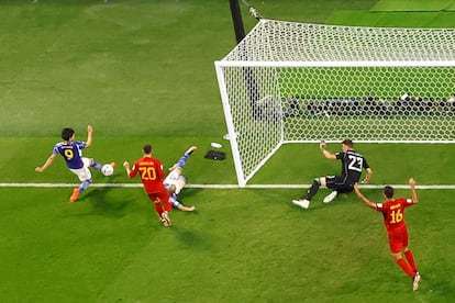 Kaoru Mitoma recupera el balón en el fondo del campo antes de cedérselo a Tanaka para que hiciera el segundo gol para Japón.