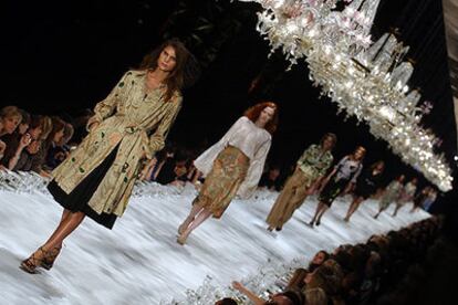 Un momento del desfile-cena celebardo en París por Dries van Noten.