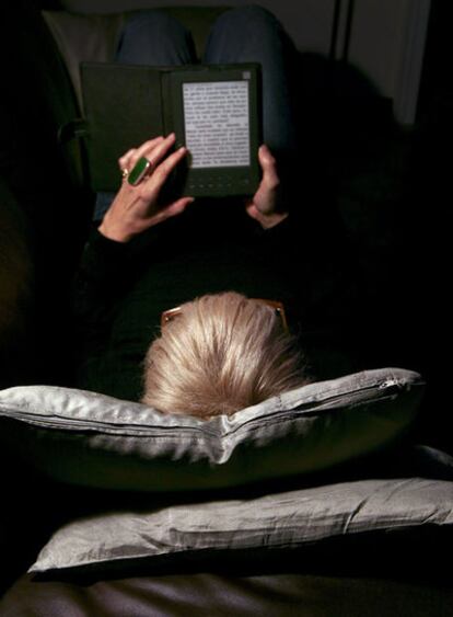 Una mujer lee un libro electrónico