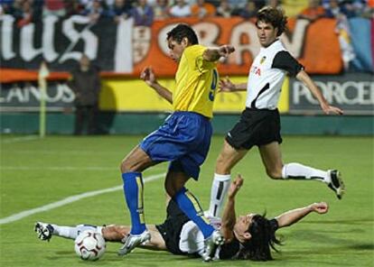 Ayala trata de arrebatarle el balón a Anderson ante la mirada de Pellegrino en El Madrigal.