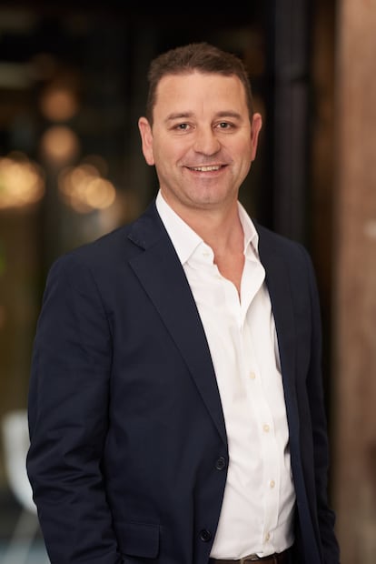 Tony Blamey se integra como nuevo director general en Adevinta Real Estate Spain para liderar los portales inmobiliarios Fotocasa y Habitaclia. Con una trayectoria de más de 20 años en la industria proptech, ha sido una figura clave en el sector inmobiliario de Australia, ocupando distintas posiciones en Domain Group, como director comercial o jefe de producto y experiencia de cliente. En 2021, se incorporó como director de ingresos en Different.