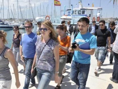 Agentes turísticos rusos pasean por el puerto de Torrevieja para conocer su oferta.