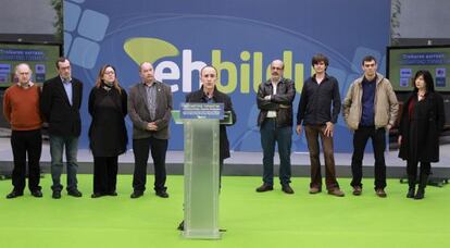 Juaristi (centro), junto a los representantes de los seis partidos europeos invitados por EH Bildu.