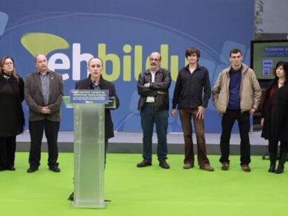 Juaristi (centro), junto a los representantes de los seis partidos europeos invitados por EH Bildu.