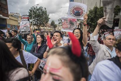 Unas 200 personas se manifiestan en las inmediaciones de la plaza de toros La Santamaría en Bogotá en contra del toreo en la capital de Colombia.